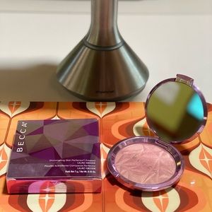 Becca Shimmering Skin Perfector Pressed Highighter in Lilac Geode